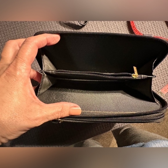 🎉Black Floral Padded Crossbody Wallet - Like New - Picture 7 of 10